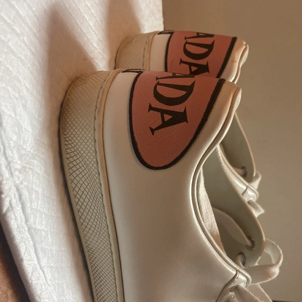 Prada - Picture 3 of 5